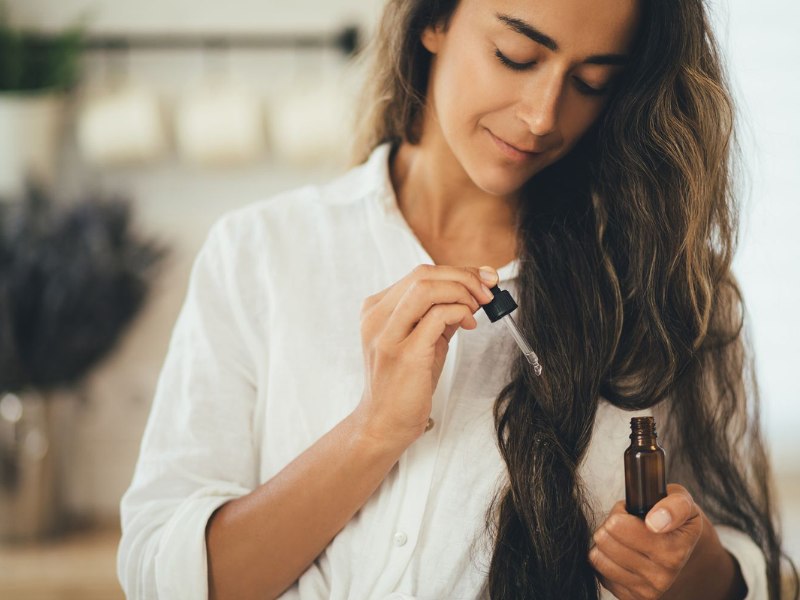 Hydrate your long hair is an essential step to prevent it from becoming breakable