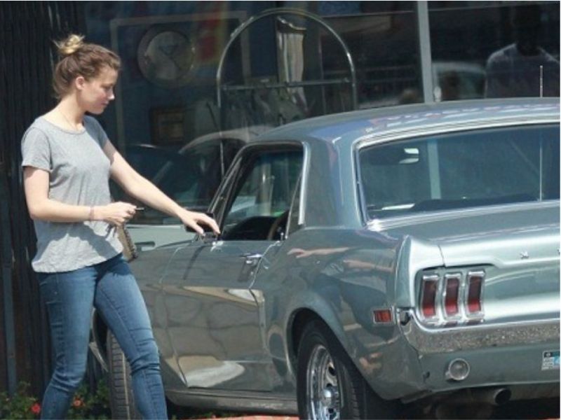 Amber Heard no makeup drving home