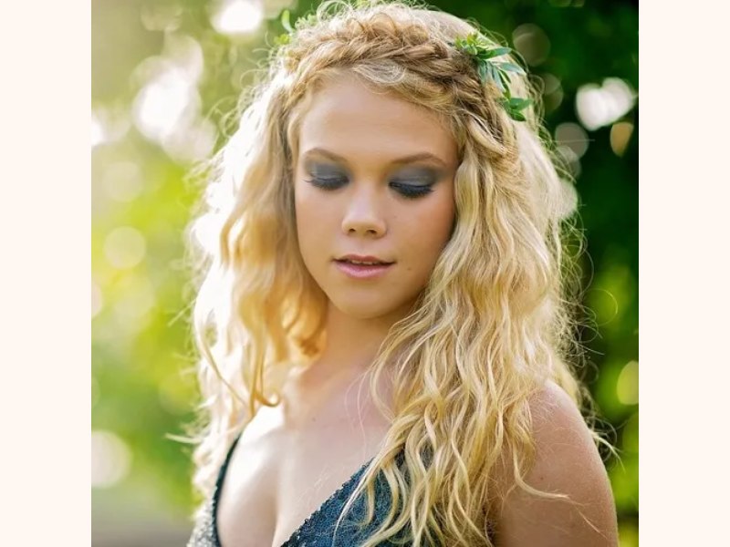 Messy Wave Braided Headband with a laid-back brings a boho-chic vibe