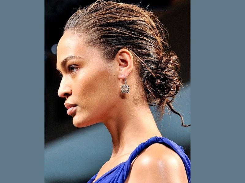 The wet-look chignon hairstyle