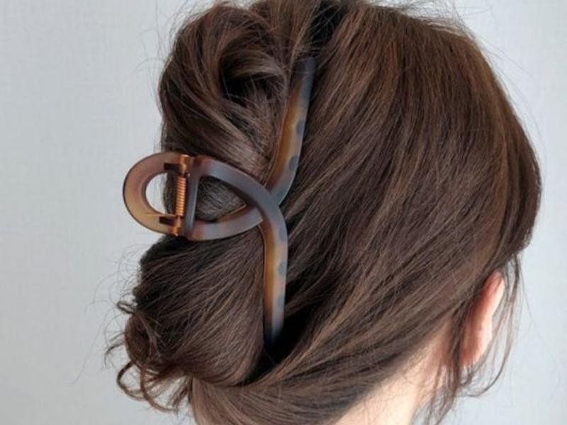 Embrace The Versatility Of Claw Clip Hairstyle