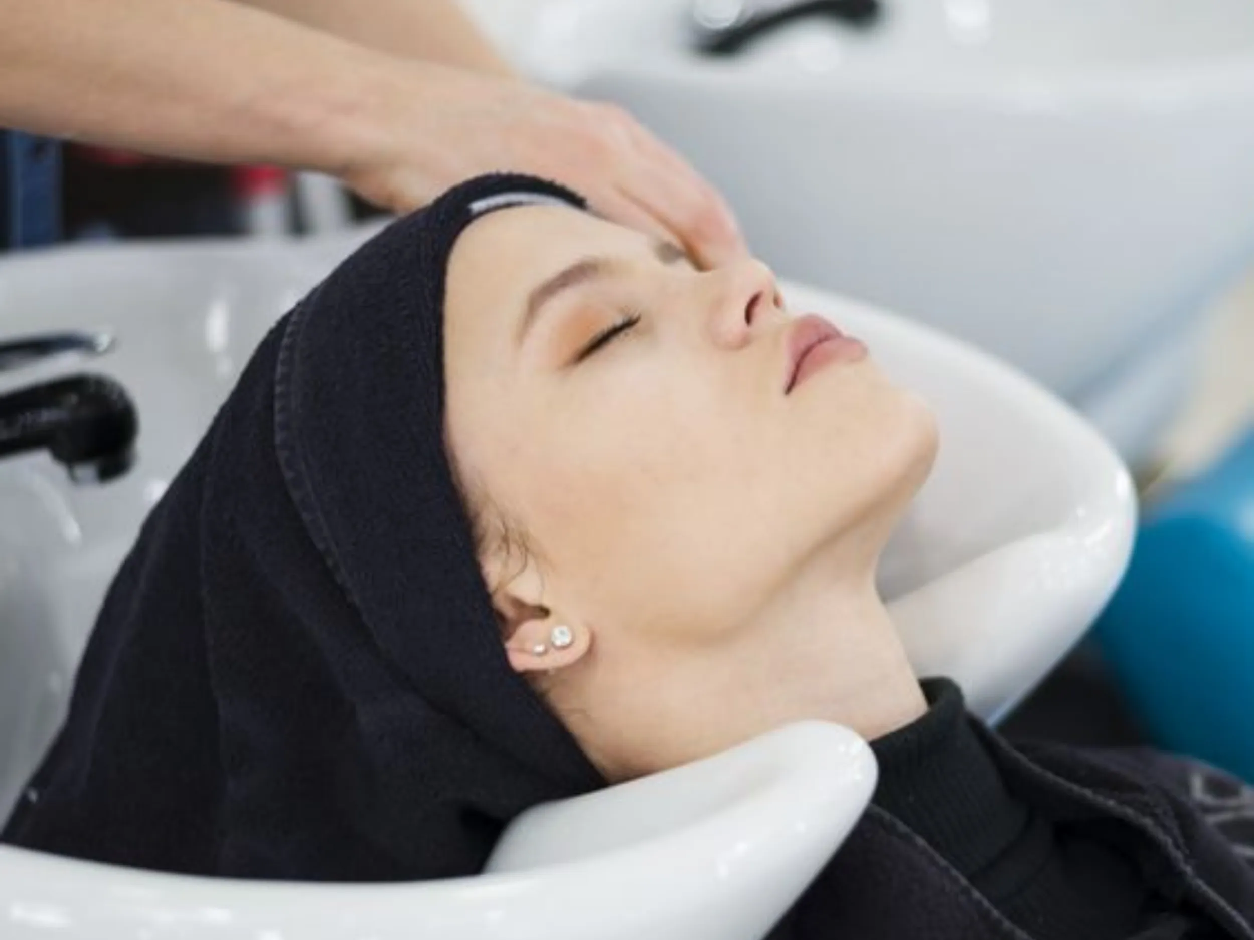 Neutralize peroxide and restore moisture with pH-balancing shampoo and deep conditioning treatment