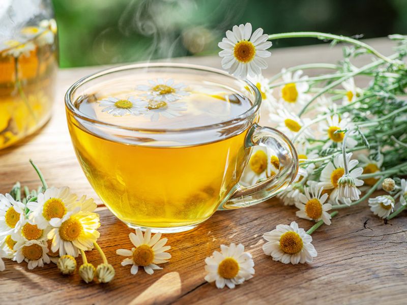 Use chamomile tea for hair brightening