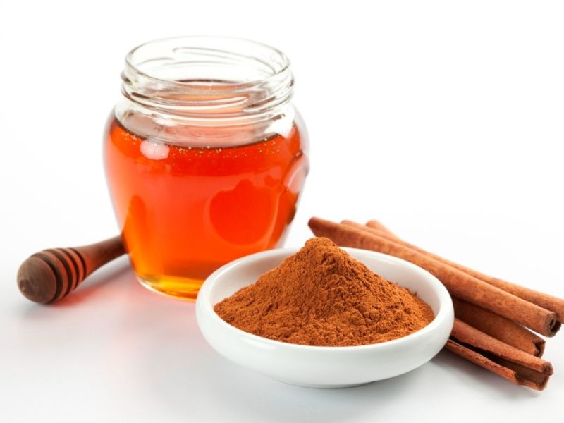 Combine honey and cinnamon to bleach your hair at home