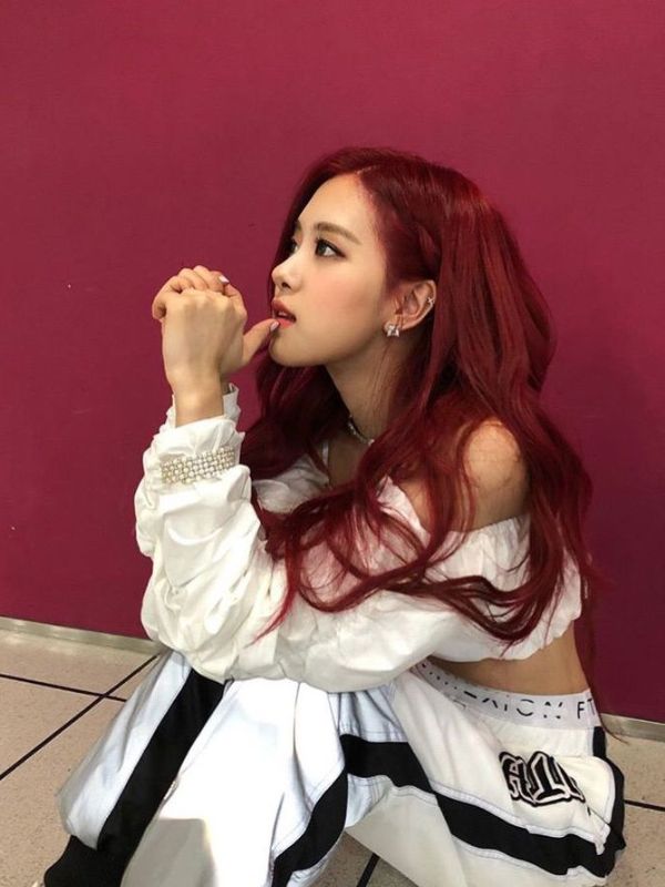 Rosé's Glossy Red Hair Color