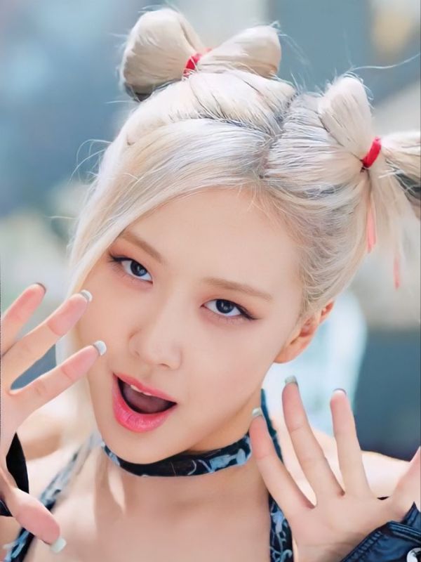 Rosé's Space Buns