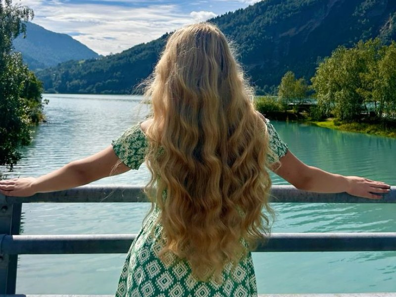 Mermaid waves are very popular for long hairstyles