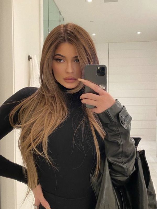 Kylie Jenner Brown Hair creates a luxurious elegant look