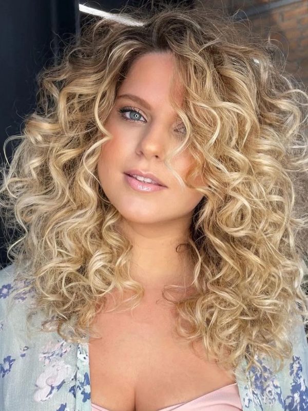 This full-bodied curly hairstyle is designed to catch everyone's eye